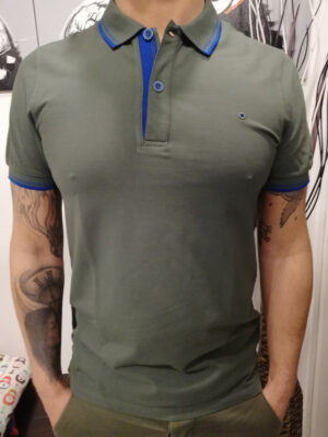 Polo uomo verde dettagli azzurri